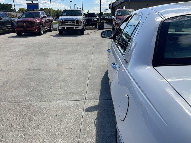 Used 1999 Lincoln Town Car Signature RWD image 15