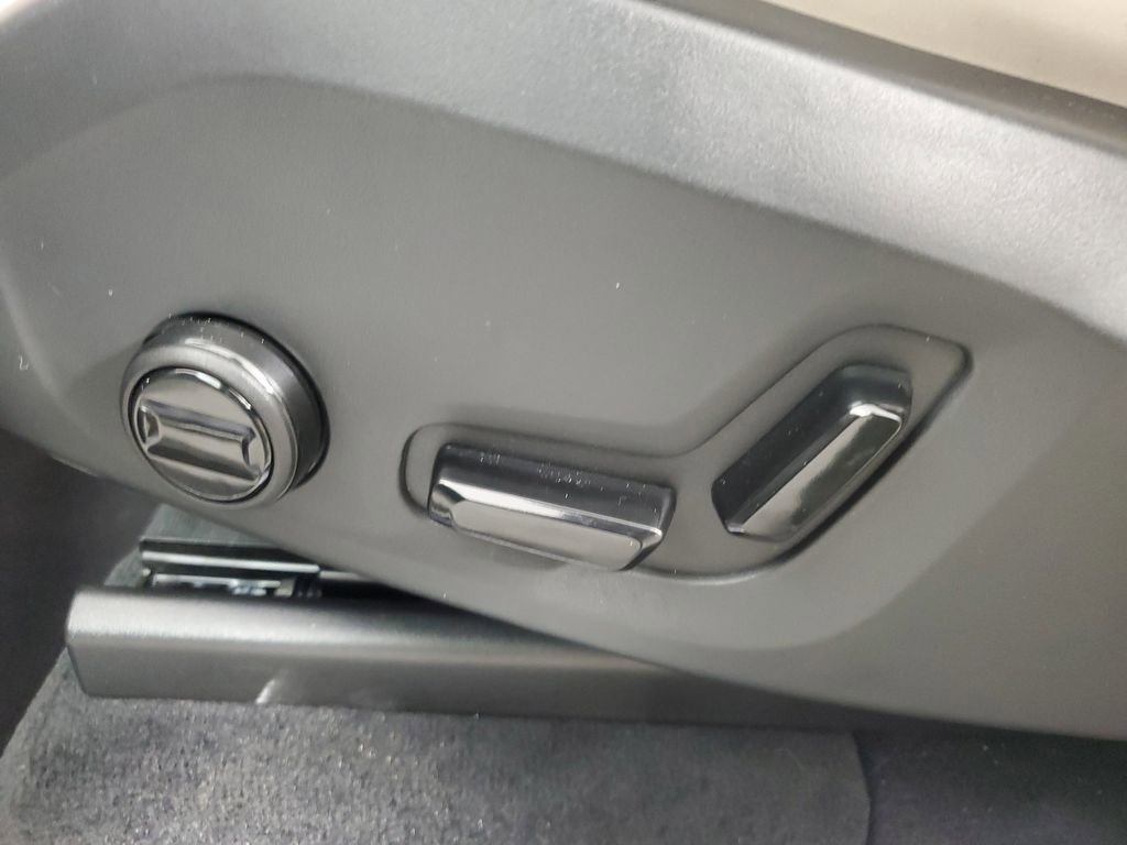Certified 2025 Volvo XC90 B5 Core w/ Climate Package image 23