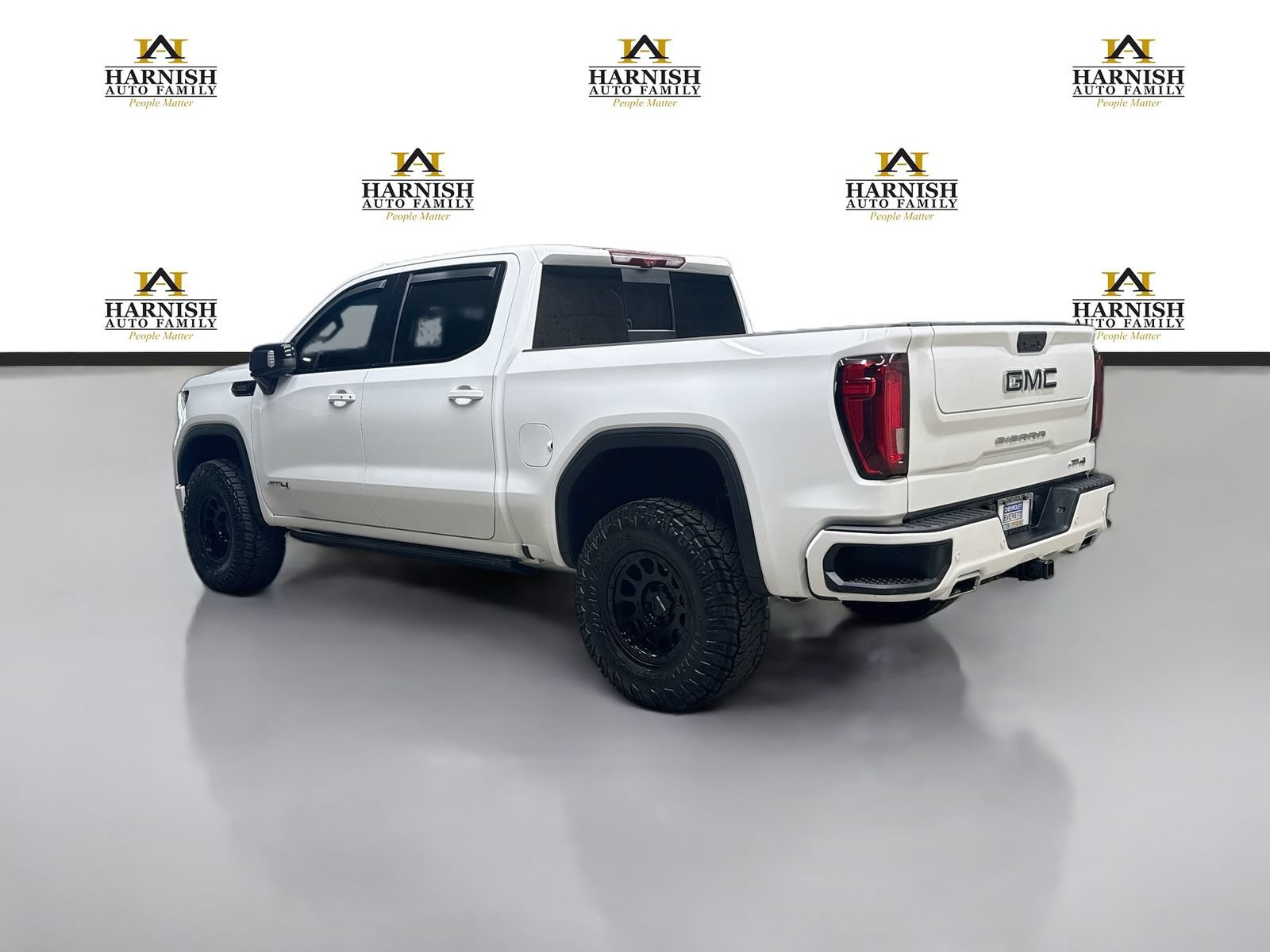 Used 2024 GMC Sierra 1500 AT4 w/ Technology Package AWD/4WD image 9