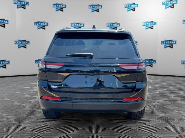 Used 2023 Jeep Grand Cherokee Altitude AWD/4WD image 5