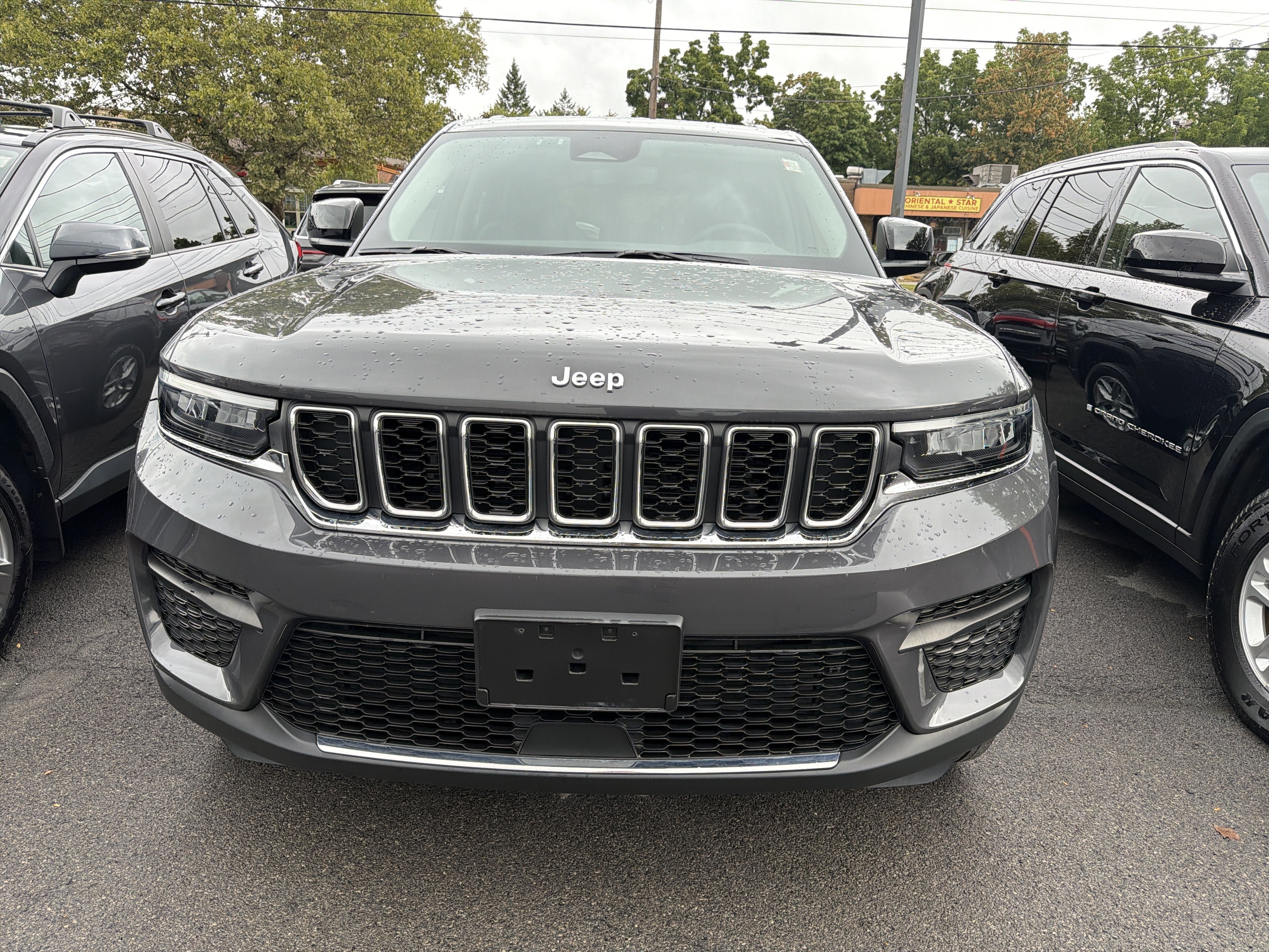 Used 2023 Jeep Grand Cherokee Laredo AWD/4WD image 3