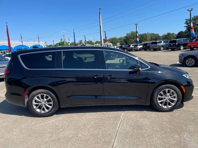 Used 2026 Chrysler Pacifica Limited FWD image 8