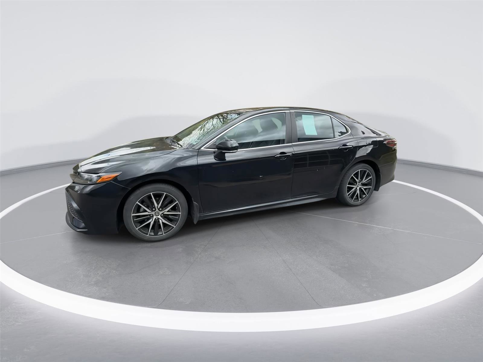 Used 2023 Toyota Camry SE image 5