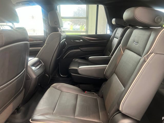 Used 2023 Cadillac Escalade Premium Luxury AWD/4WD image 30