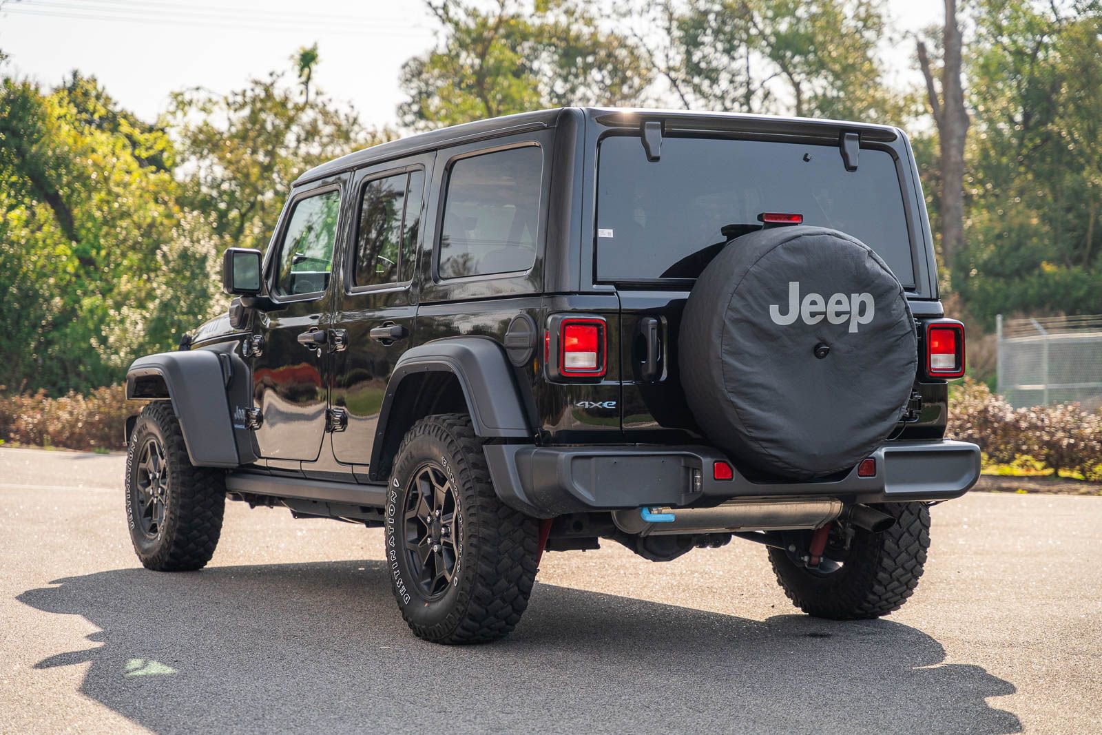 Used 2023 Jeep Wrangler Unlimited w/ Sun & Screen Package image 8