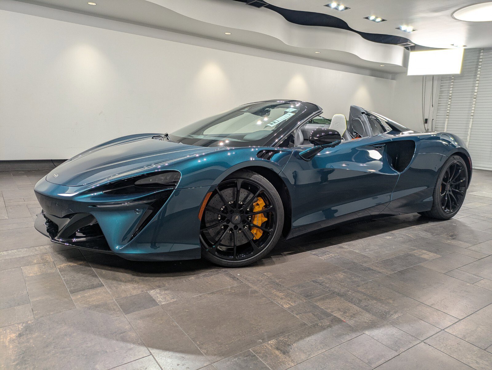 Used 2025 McLaren Artura Spider image 1