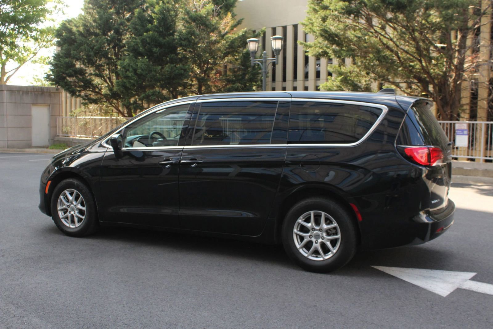 Used 2024 Chrysler Voyager LX FWD image 9