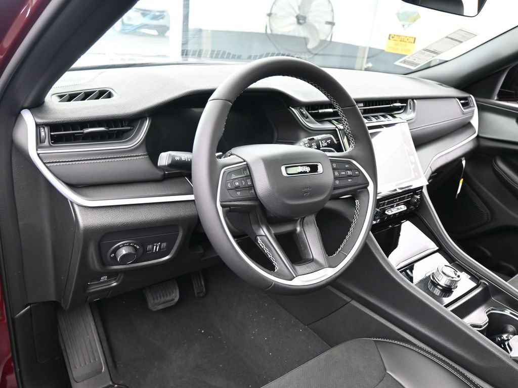 New 2025 Jeep Grand Cherokee Altitude image 10