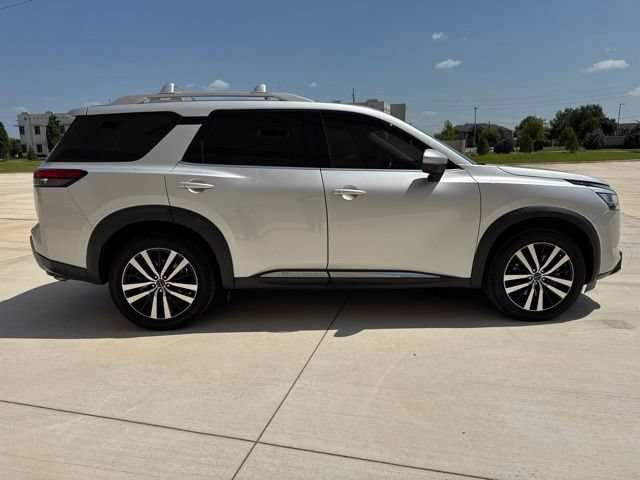 Used 2023 Nissan Pathfinder Platinum w/ Cargo Package AWD/4WD image 3