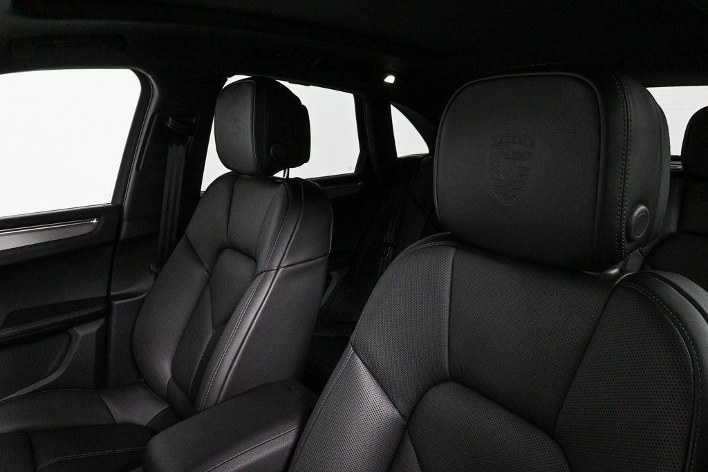 Certified 2026 Porsche Macan AWD/4WD image 5