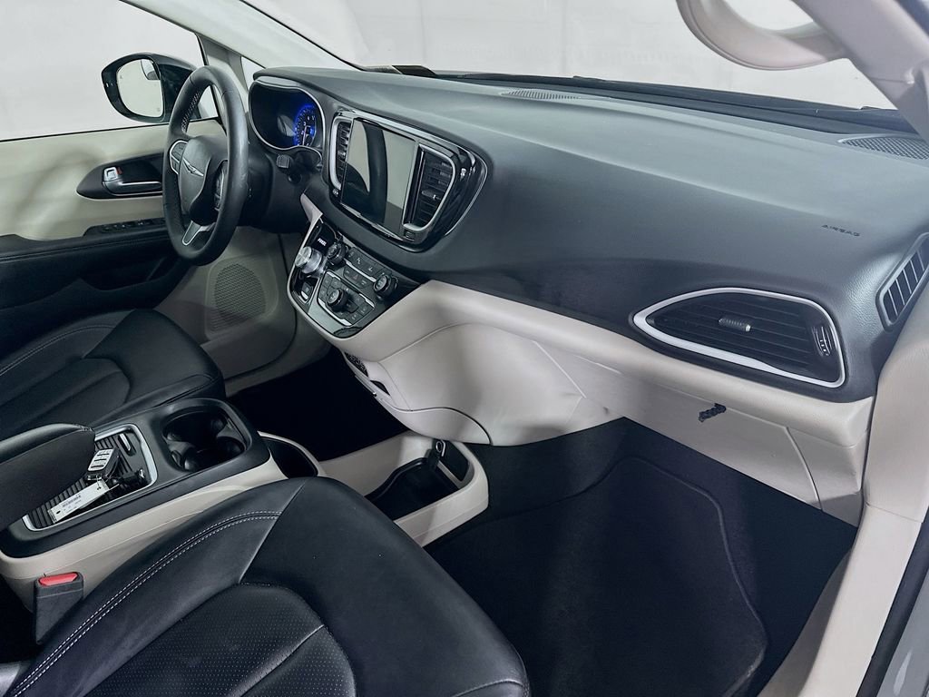 Used 2024 Chrysler Pacifica Touring-L image 30