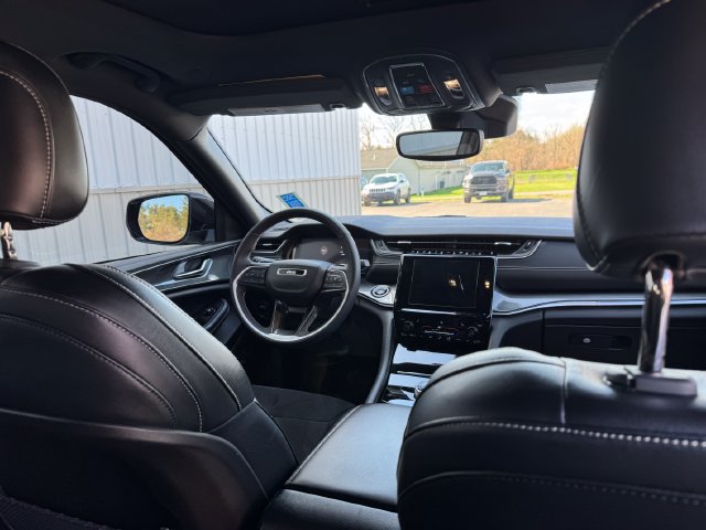 Used 2023 Jeep Grand Cherokee Altitude AWD/4WD image 30