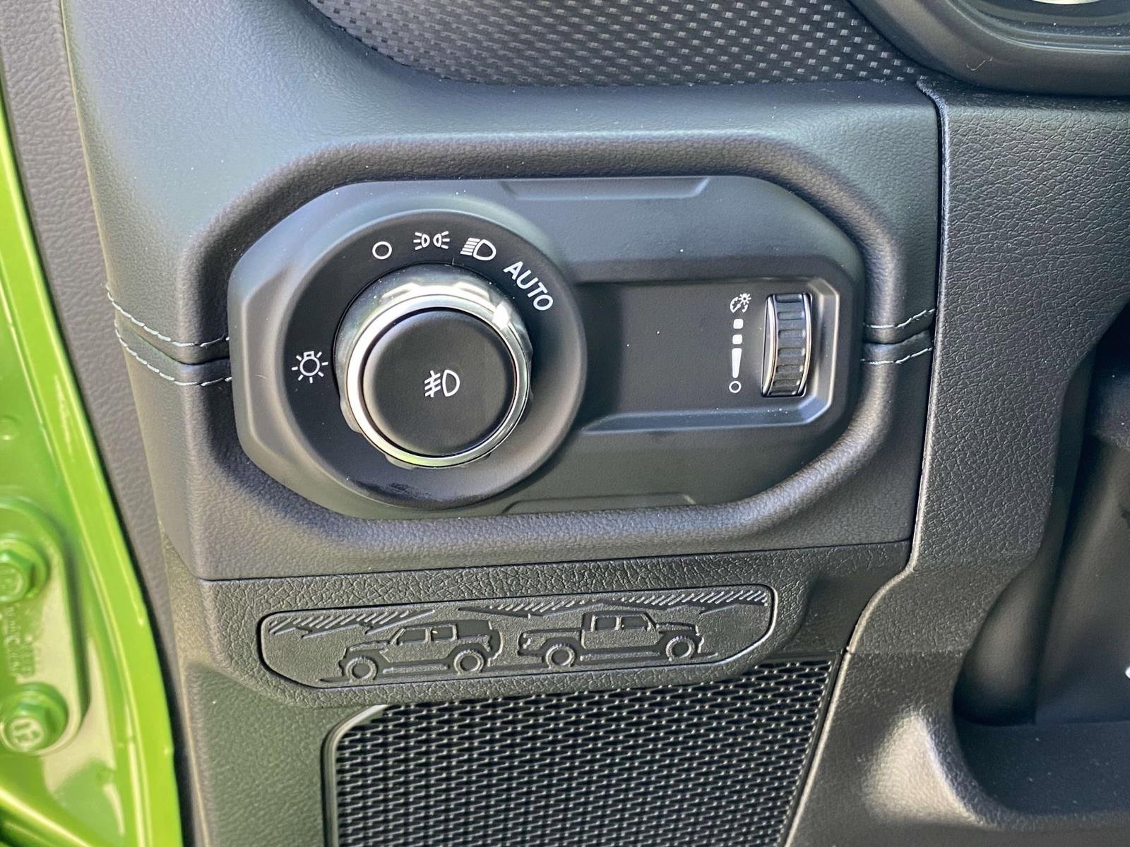 New 2025 Jeep Wrangler Unlimited Rubicon w/ Technology Group image 19