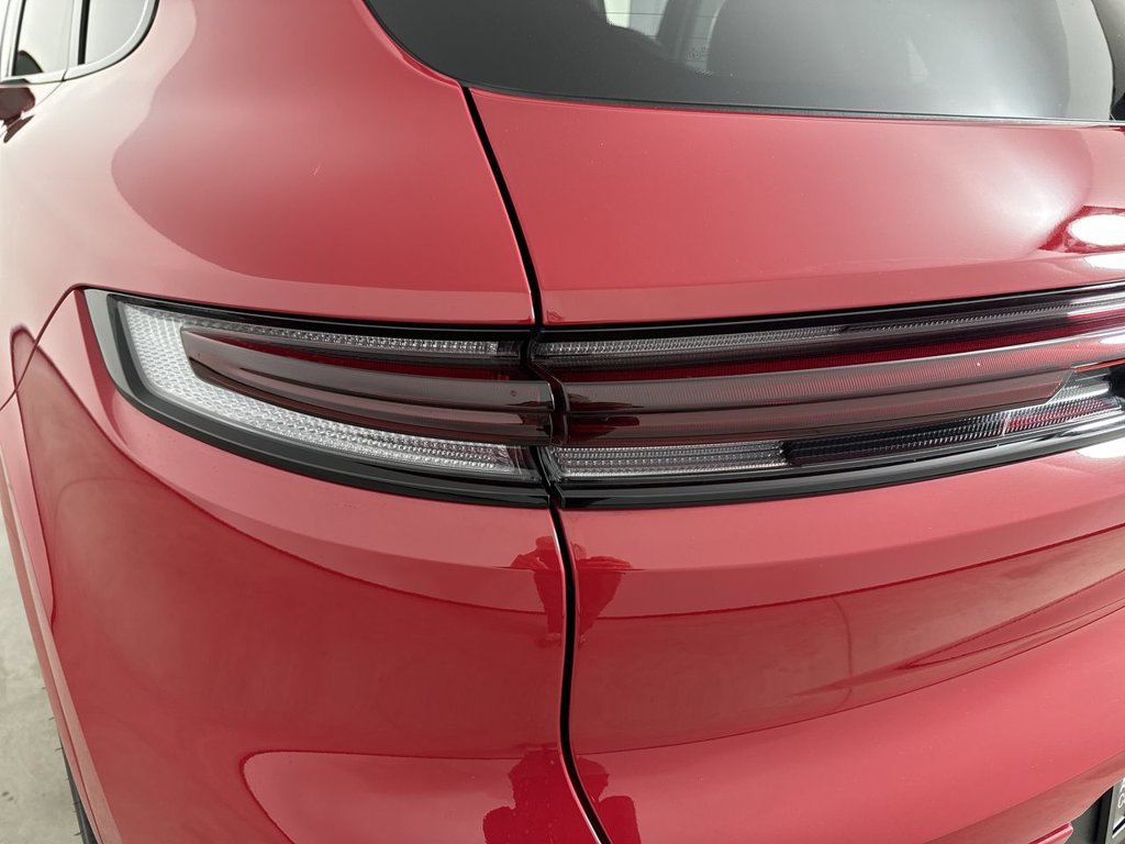 Certified 2025 Porsche Cayenne AWD/4WD image 18