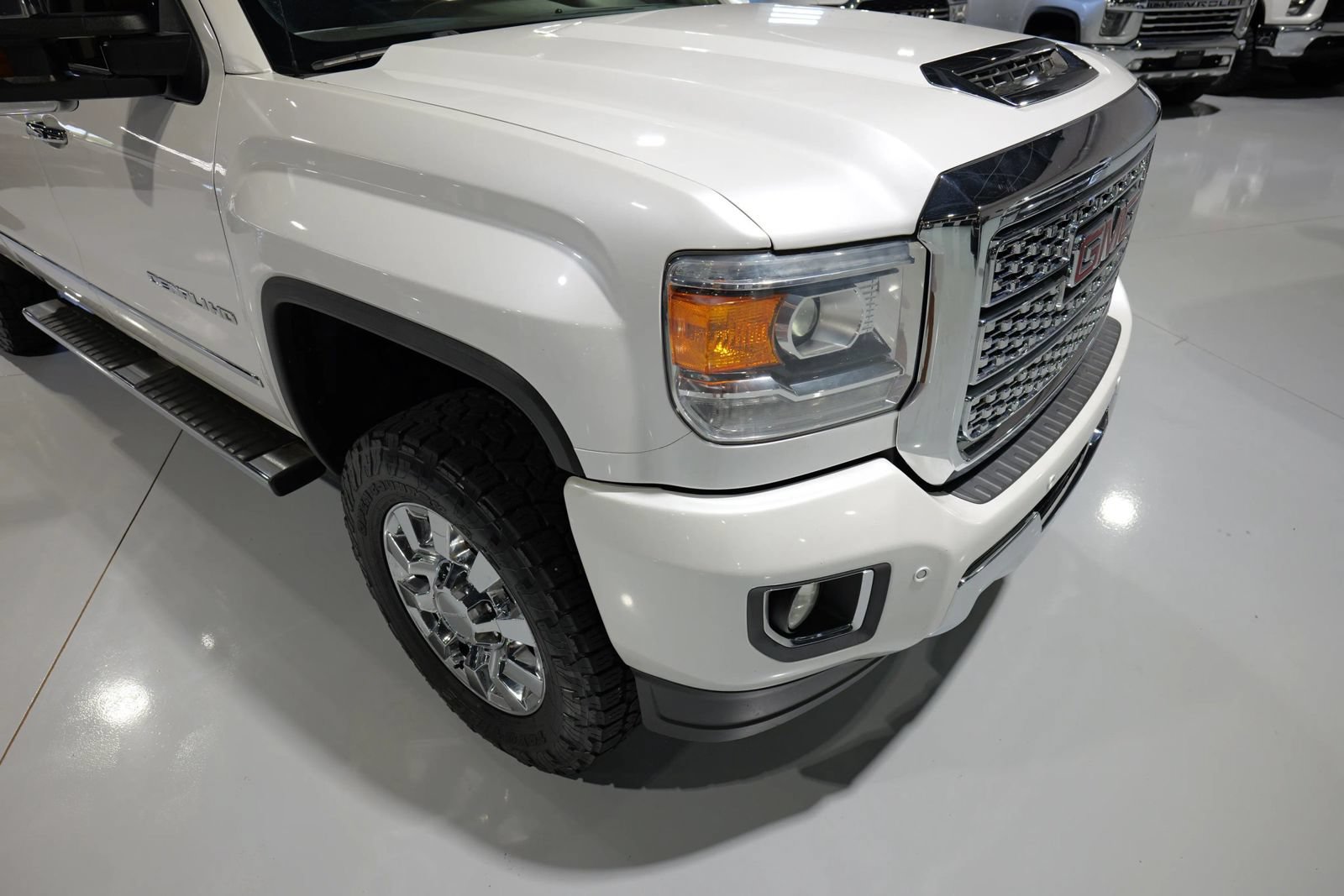 Used 2018 GMC Sierra 2500 Denali w/ Duramax Plus Package AWD/4WD image 8