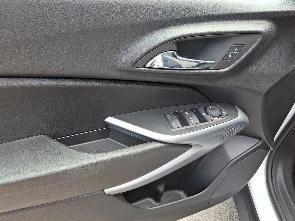 Used 2024 Chevrolet Trax RS FWD image 18
