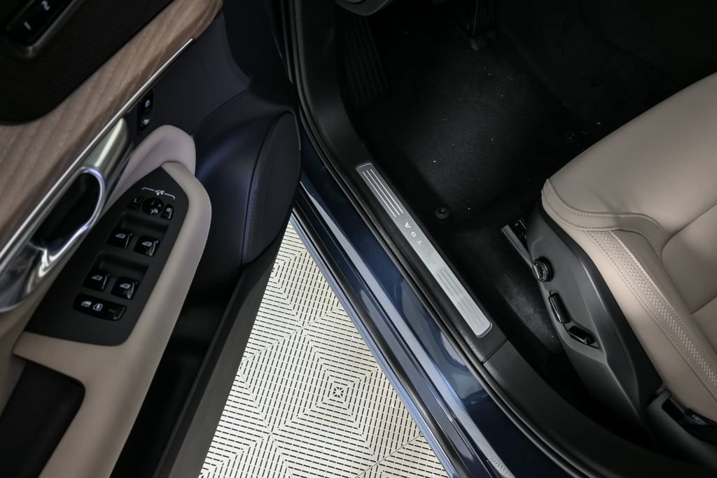 New 2026 Volvo XC90 B6 Plus w/ Protection Package Premier image 8