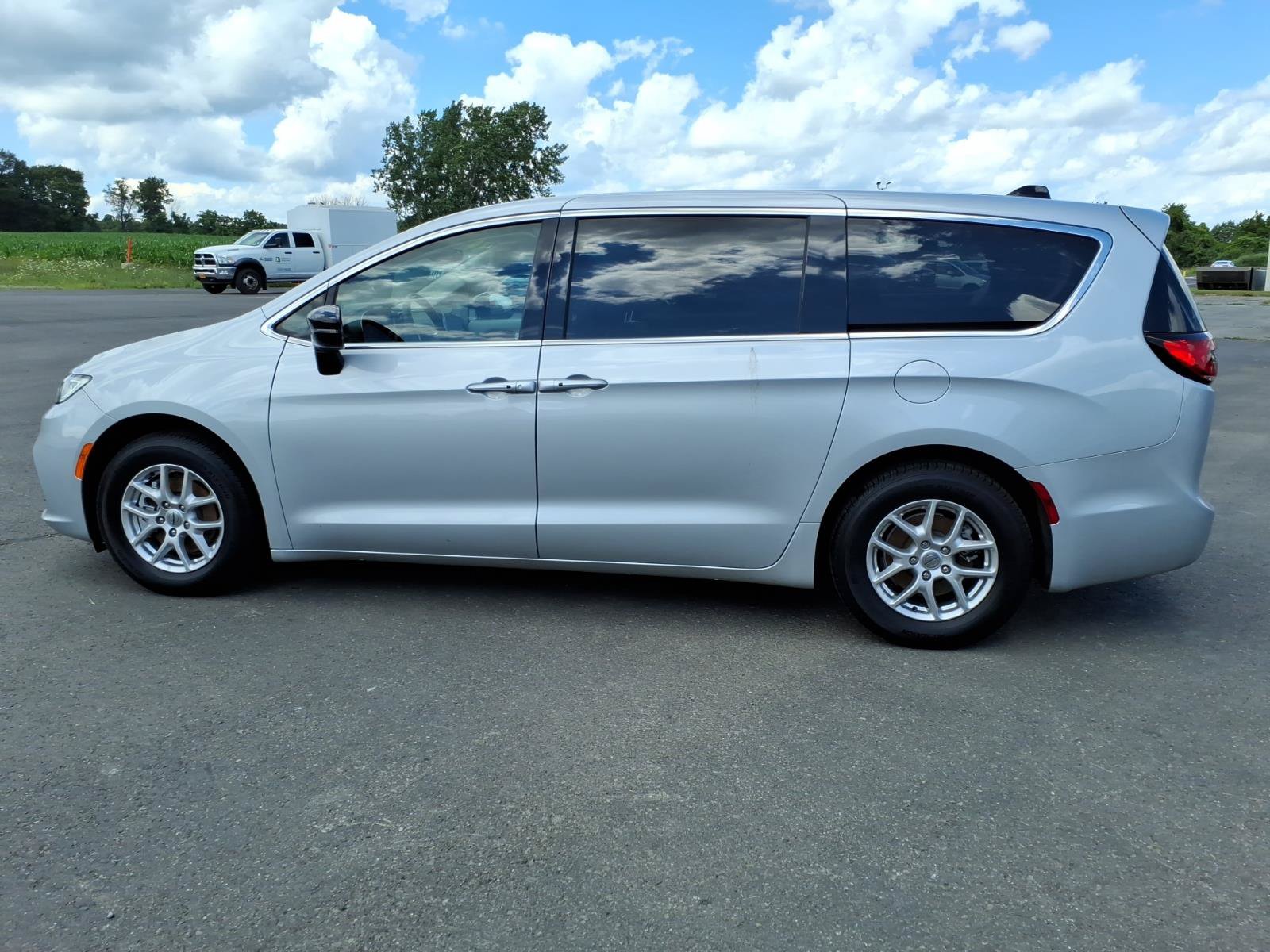 Used 2024 Chrysler Pacifica Touring-L FWD image 8
