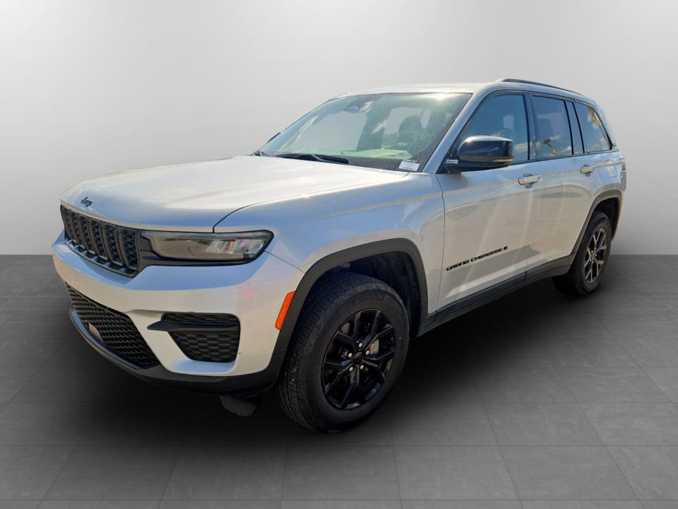 Used 2025 Jeep Grand Cherokee Altitude AWD/4WD image 12