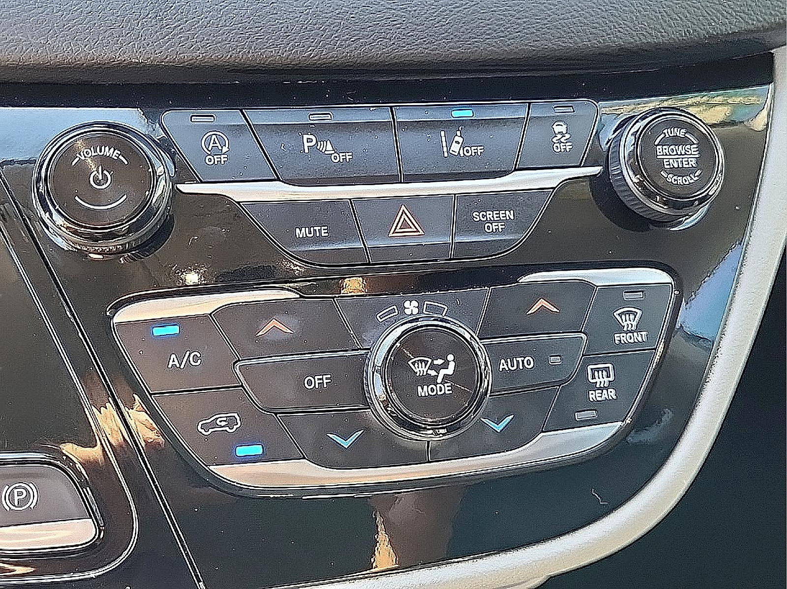 Used 2024 Chrysler Pacifica Touring-L FWD image 23