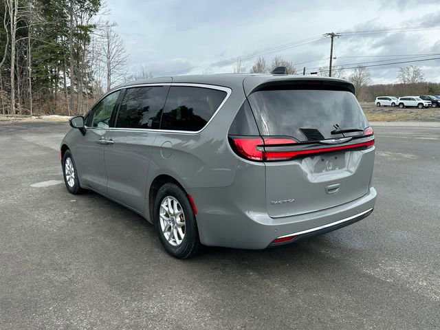 Used 2023 Chrysler Pacifica Touring-L FWD image 3