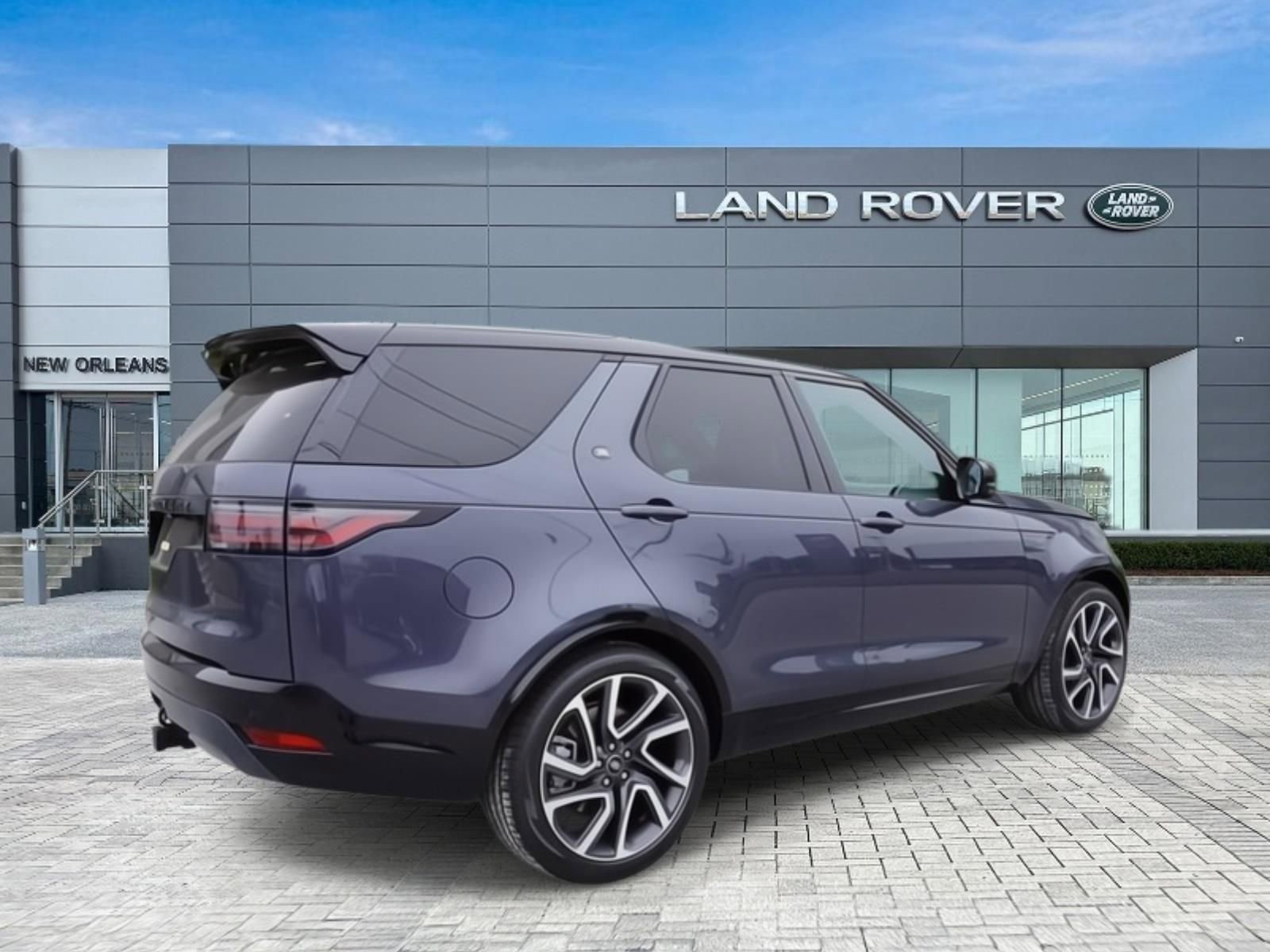 New 2024 Land Rover Discovery Dynamic SE AWD/4WD image 3