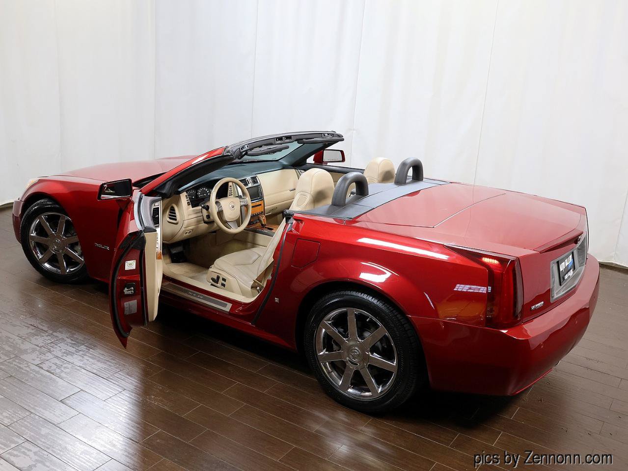 Used 2008 Cadillac XLR RWD image 13