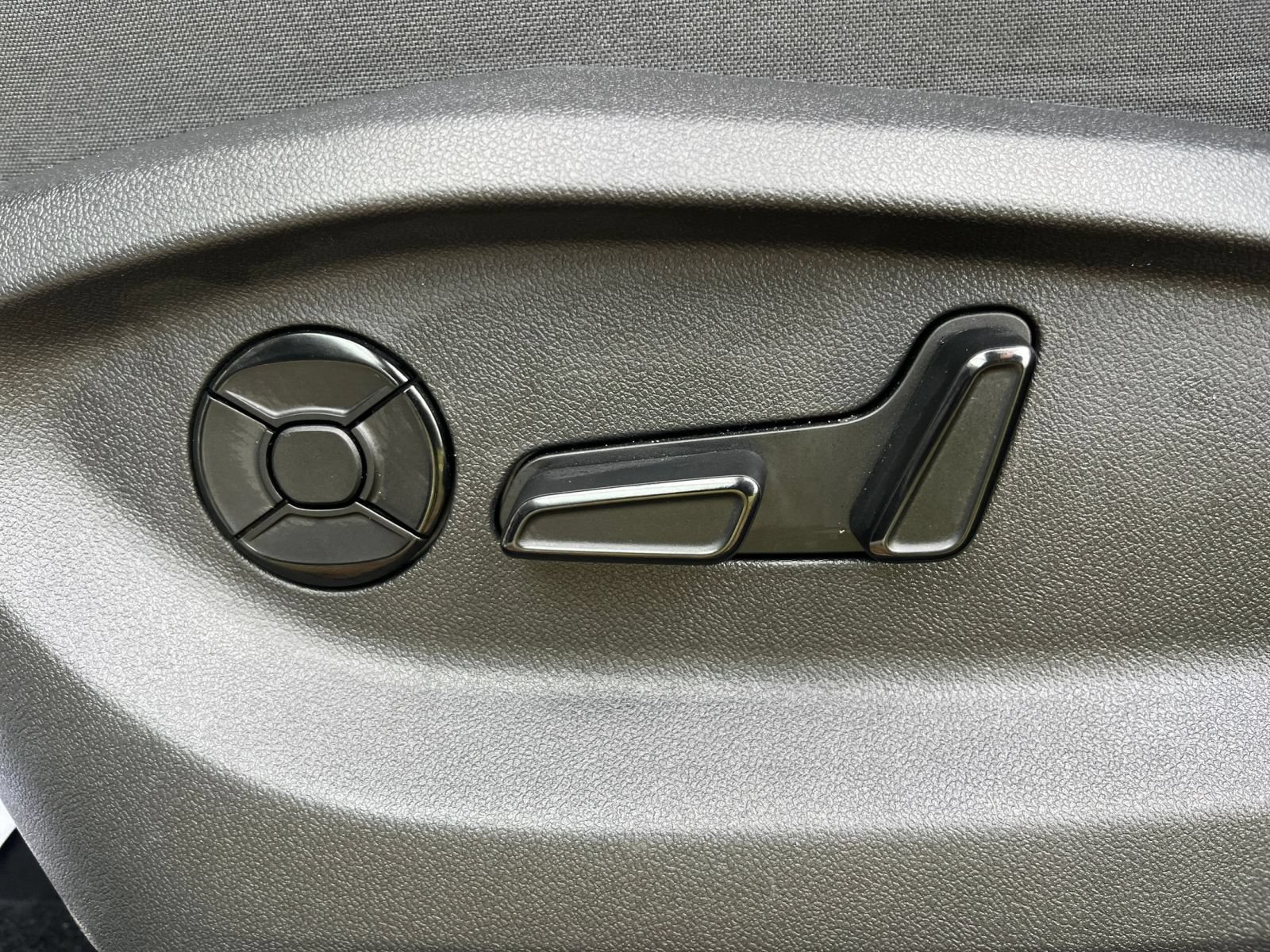 Used 2026 Volkswagen Tiguan SE FWD image 21