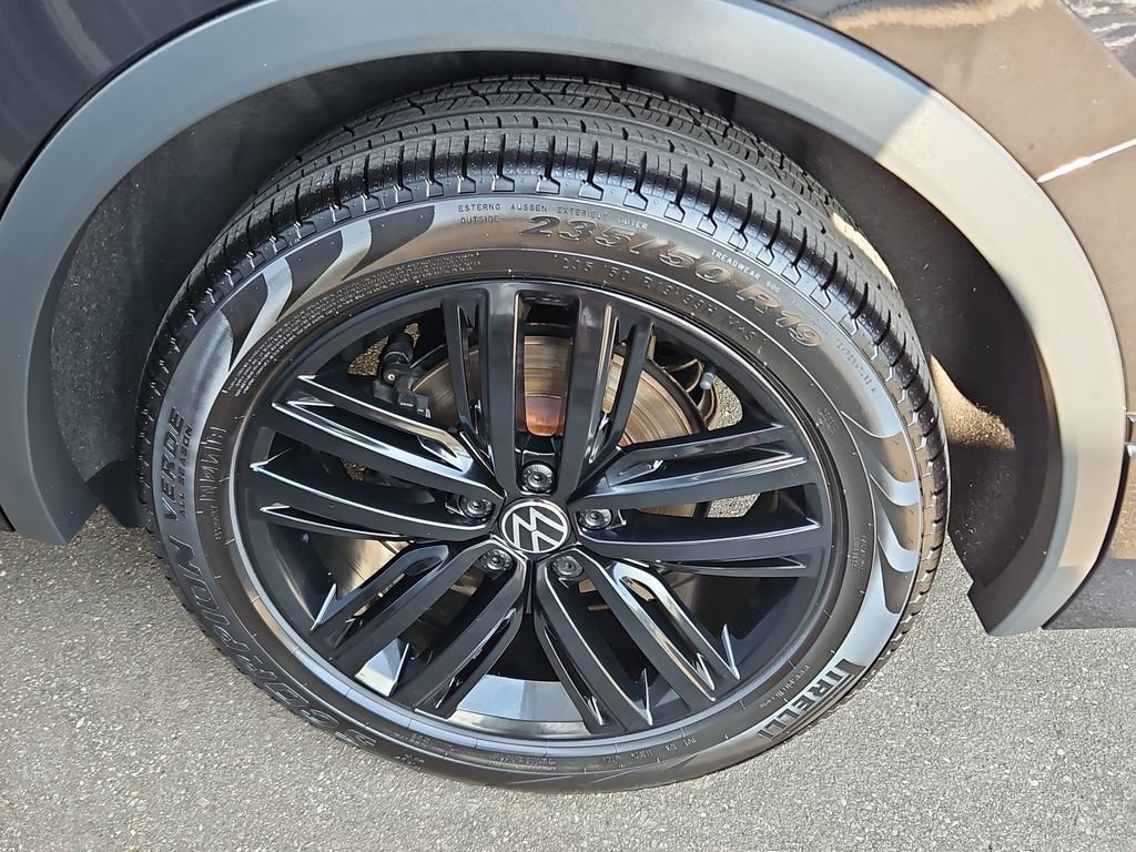 Used 2022 Volkswagen Tiguan SE R-Line FWD image 34