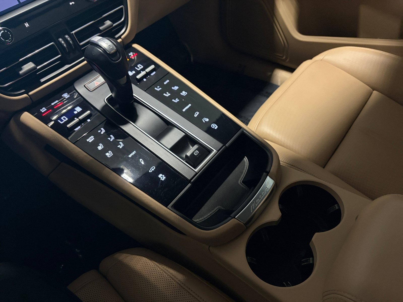 Certified 2023 Porsche Macan Turbo AWD/4WD image 33