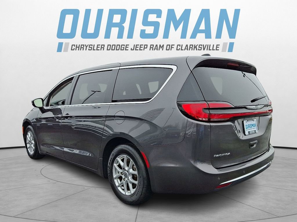 Used 2023 Chrysler Pacifica Touring-L image 4