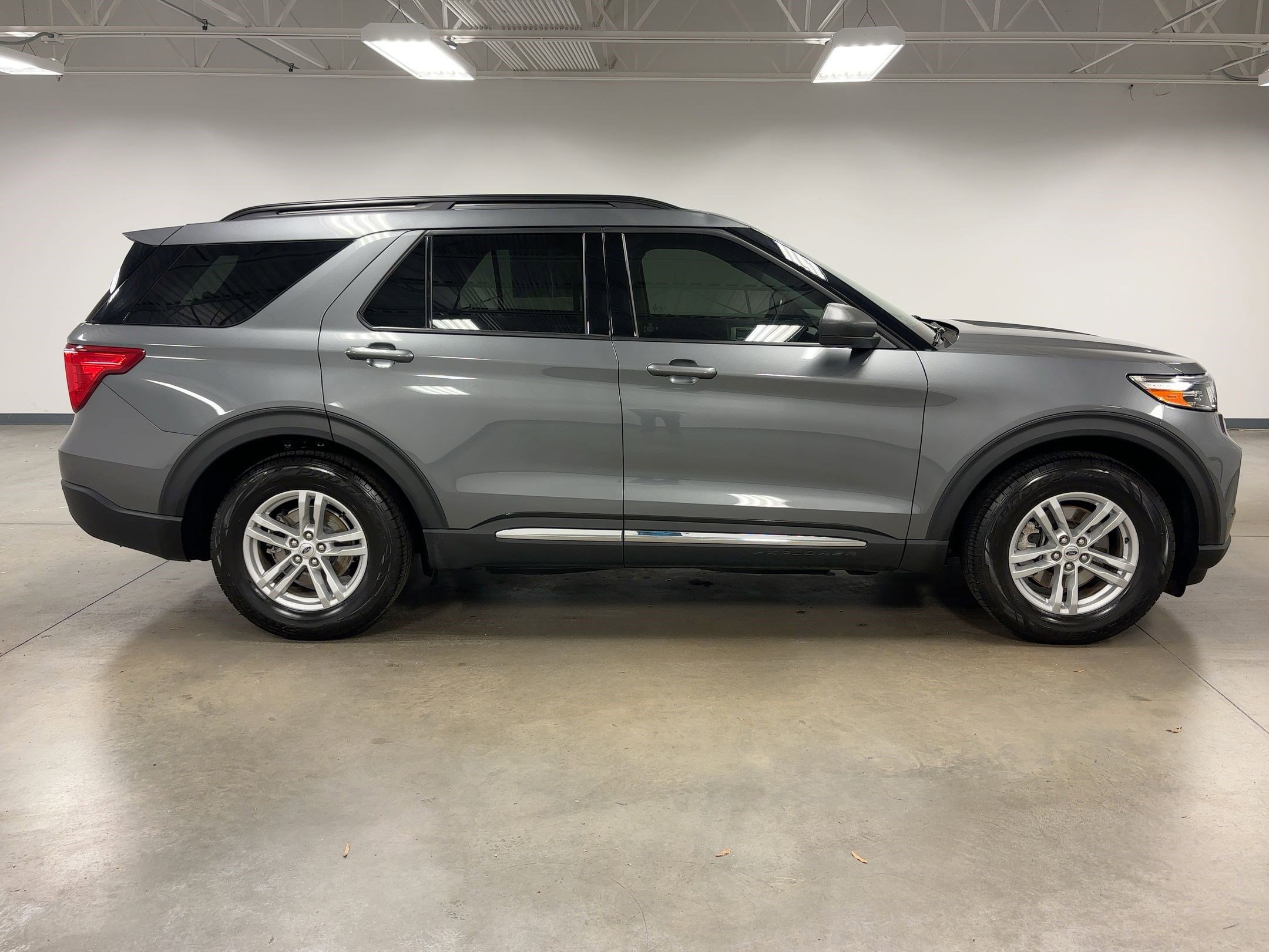 Used 2022 Ford Explorer XLT w/ Equipment Group 202A image 6