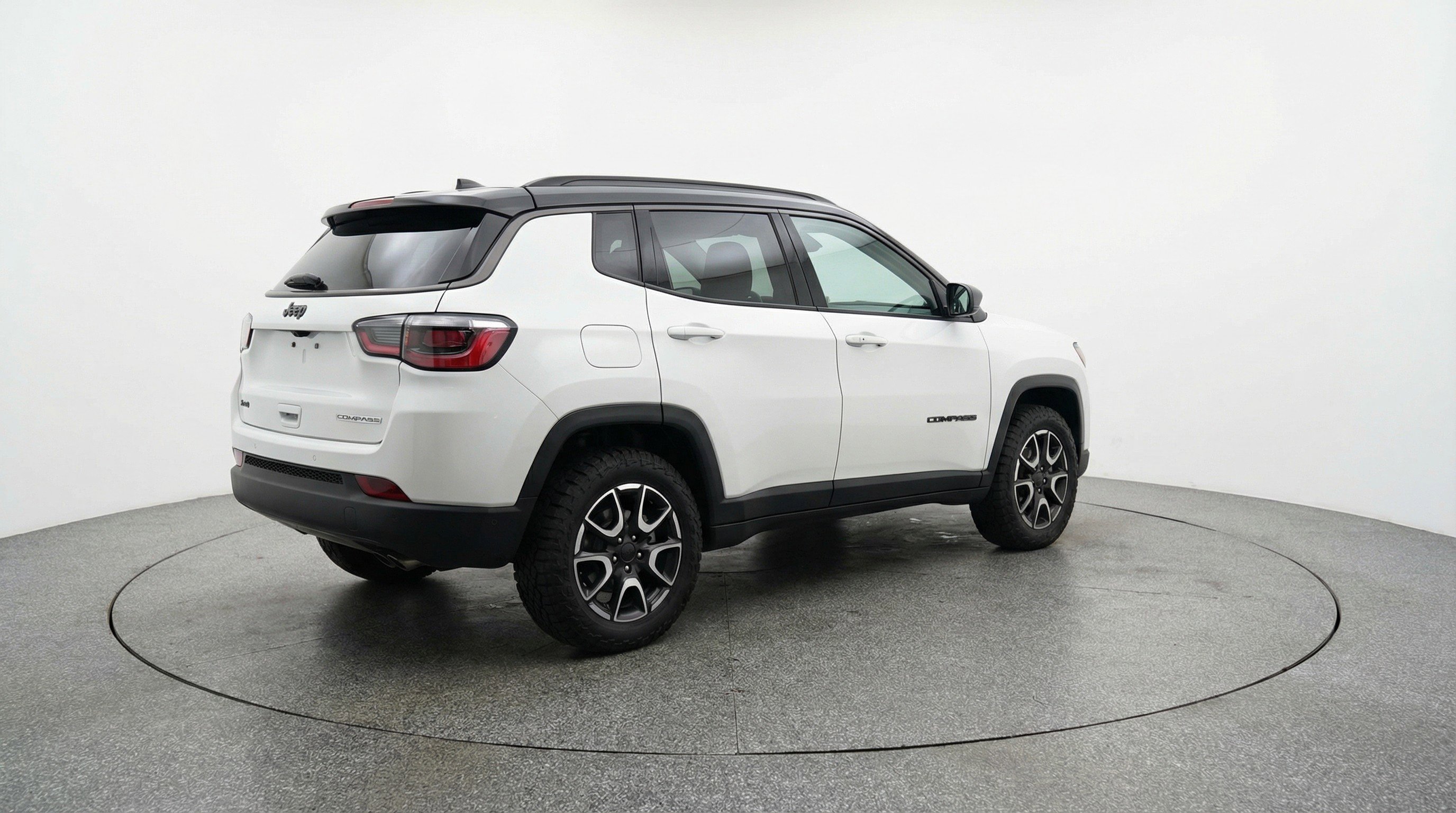 Used 2025 Jeep Compass Trailhawk image 9