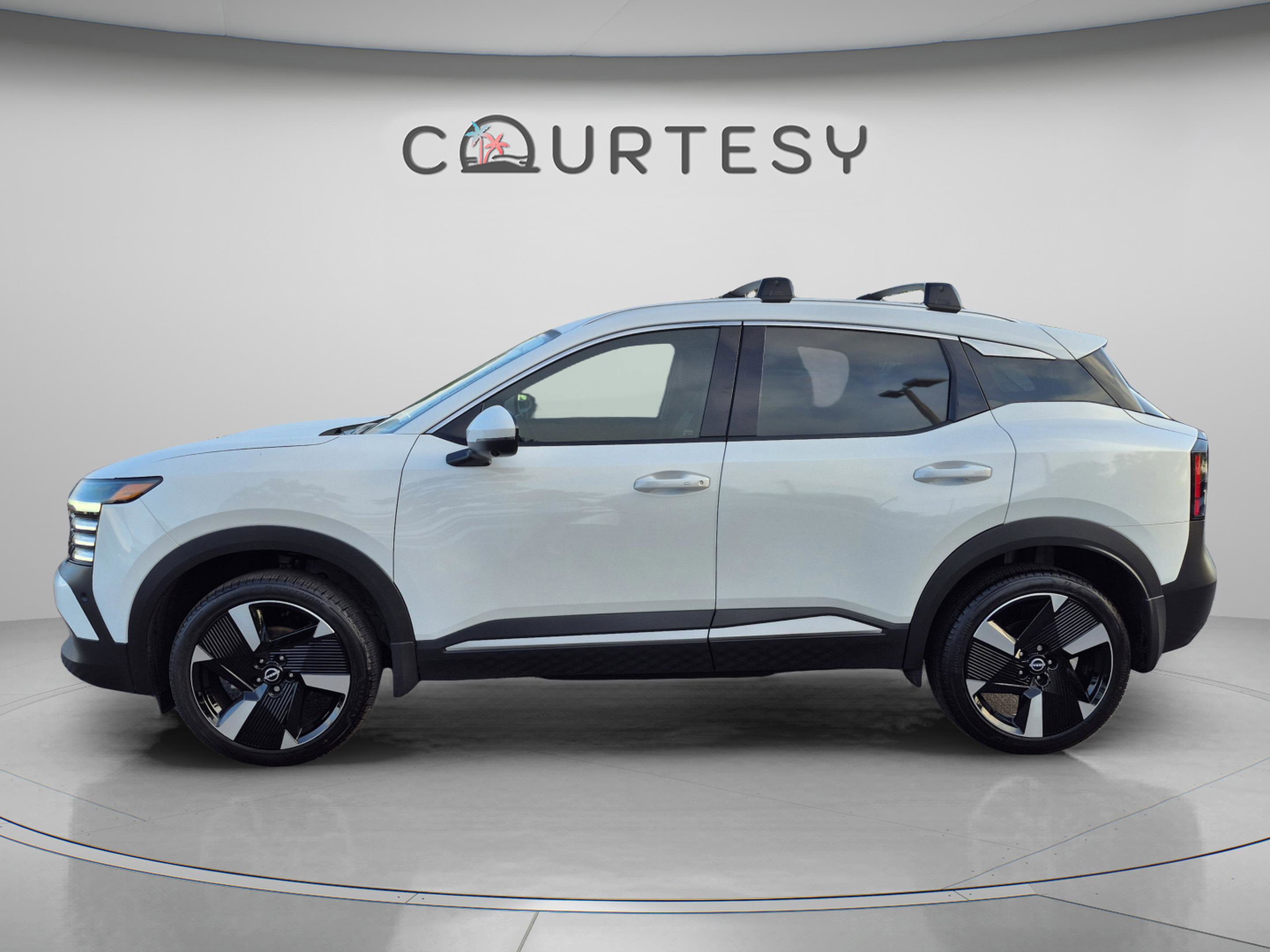 Certified 2025 Nissan Kicks SR FWD image 2