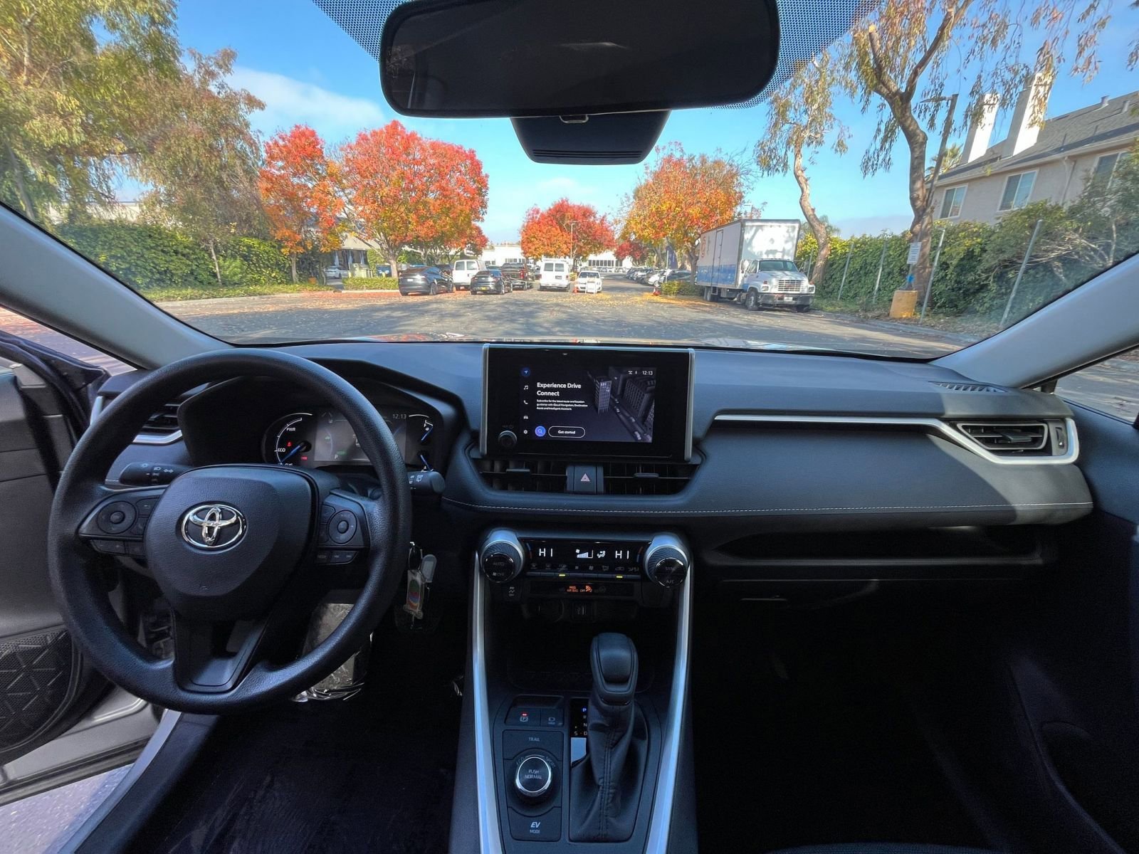 Used 2025 Toyota RAV4 LE image 32