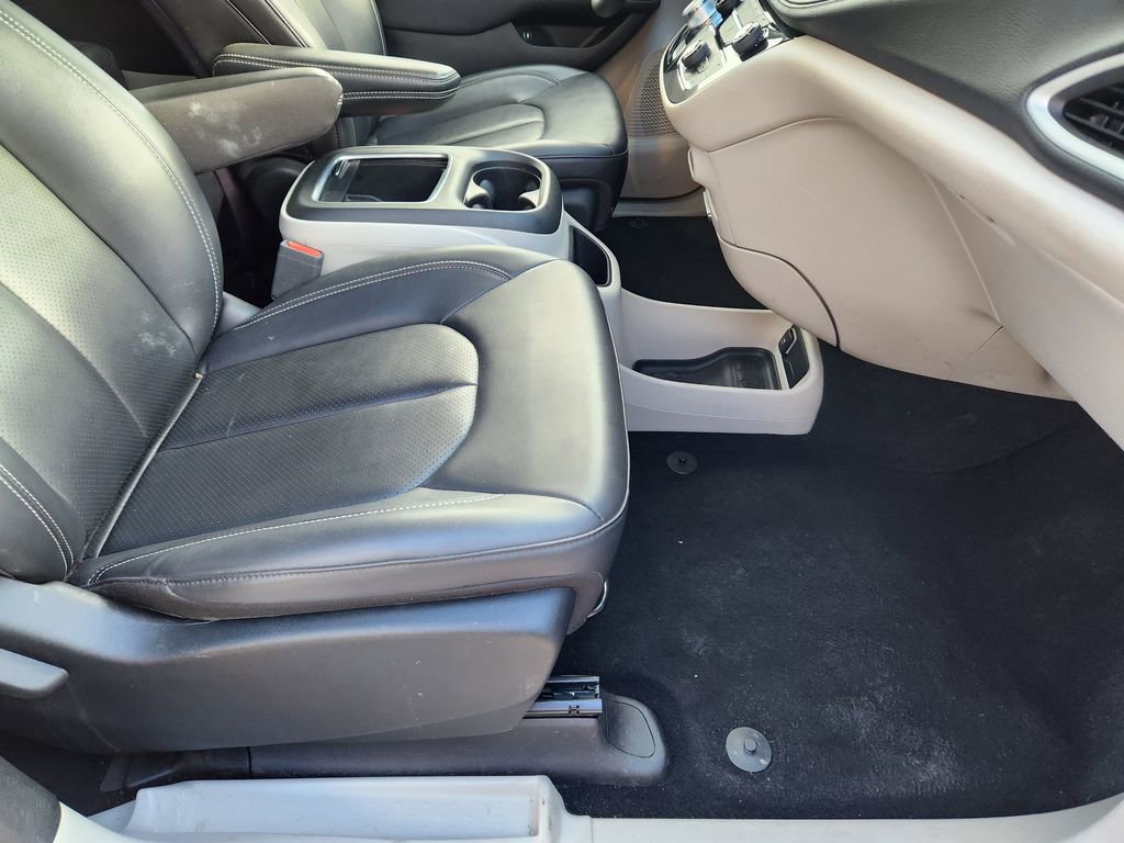 Used 2024 Chrysler Pacifica Select image 15