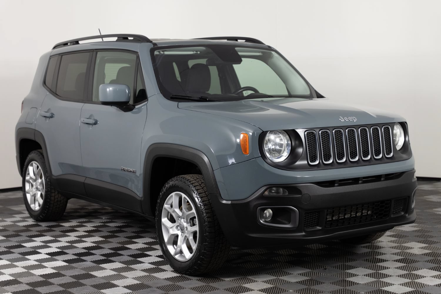 Used 2017 Jeep Renegade Latitude w/ Trailer Tow Group AWD/4WD image 11