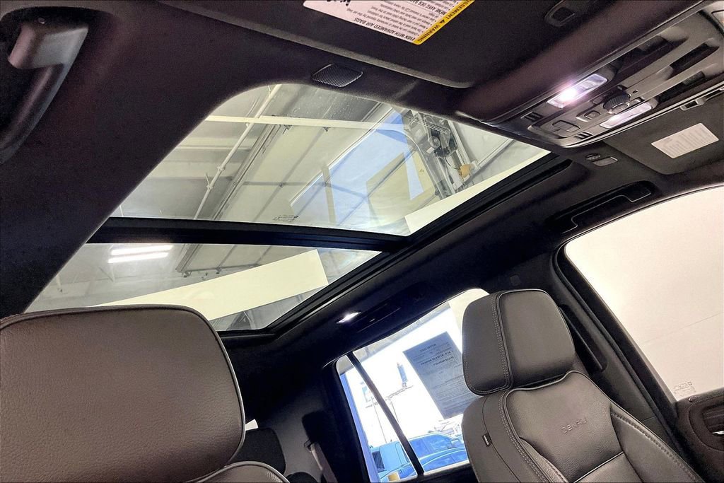 Used 2022 GMC Yukon Denali w/ Denali Premium Package image 23
