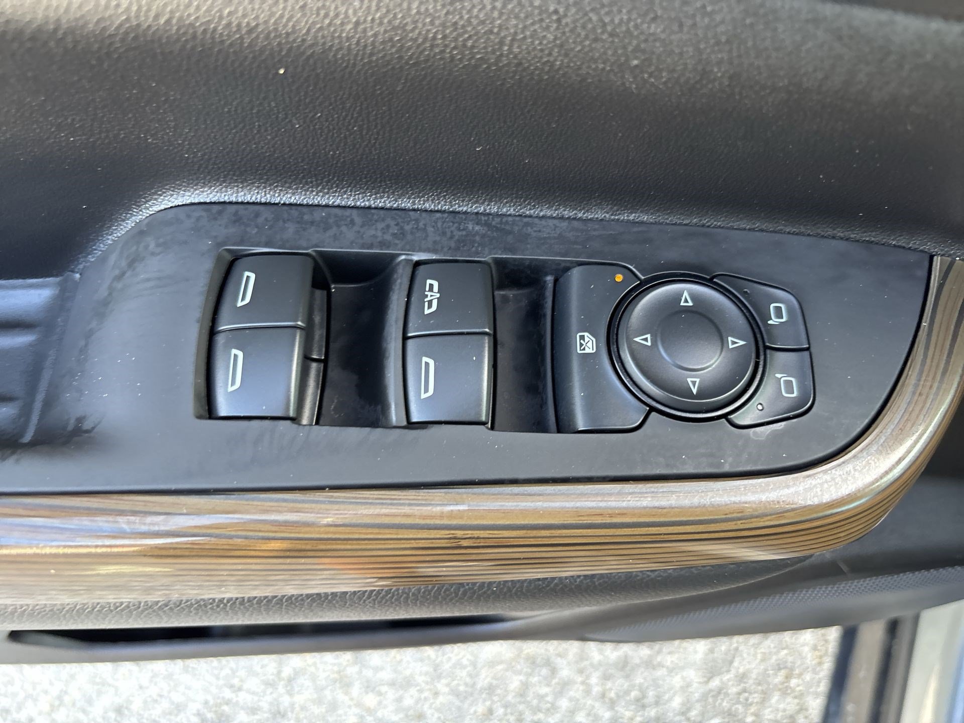 Used 2023 GMC Acadia SLE FWD image 15