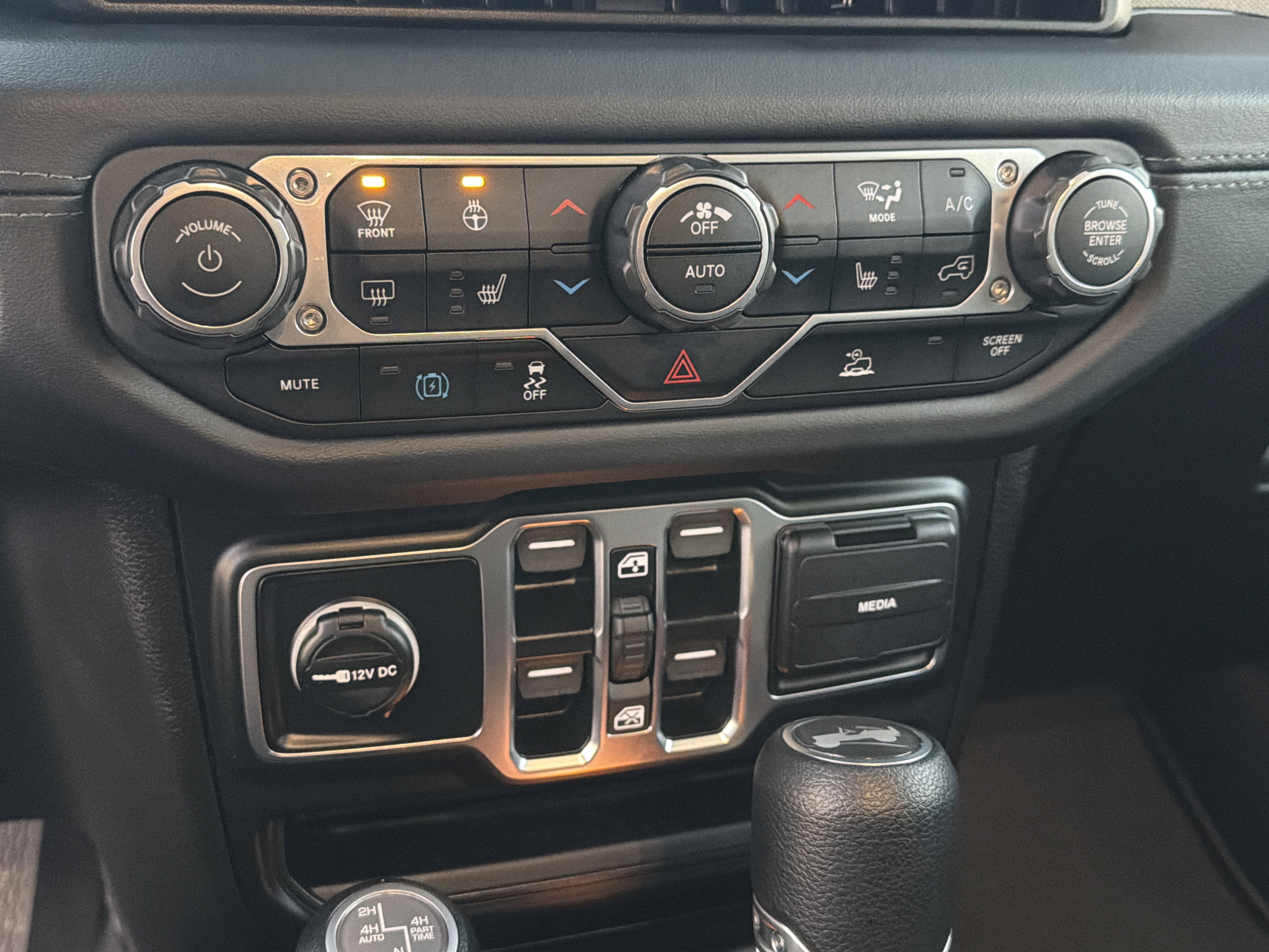 Used 2025 Jeep Wrangler Sahara image 31