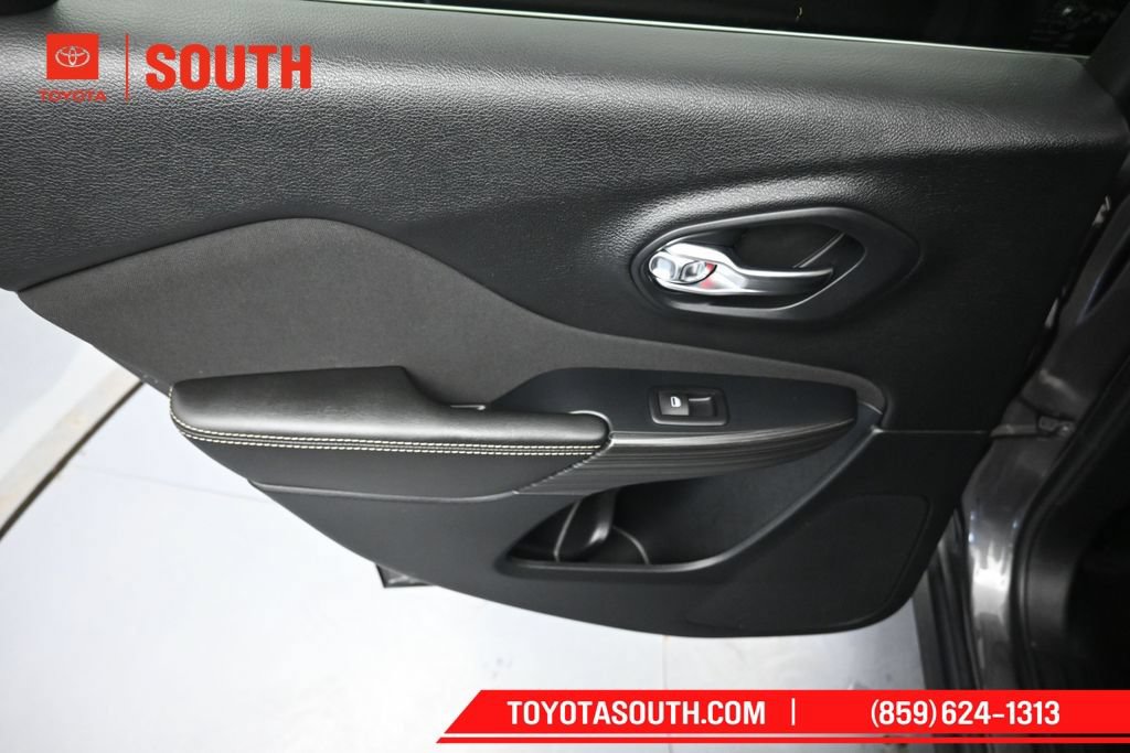 Used 2017 Jeep Cherokee Latitude w/ Comfort & Sound Group FWD image 25