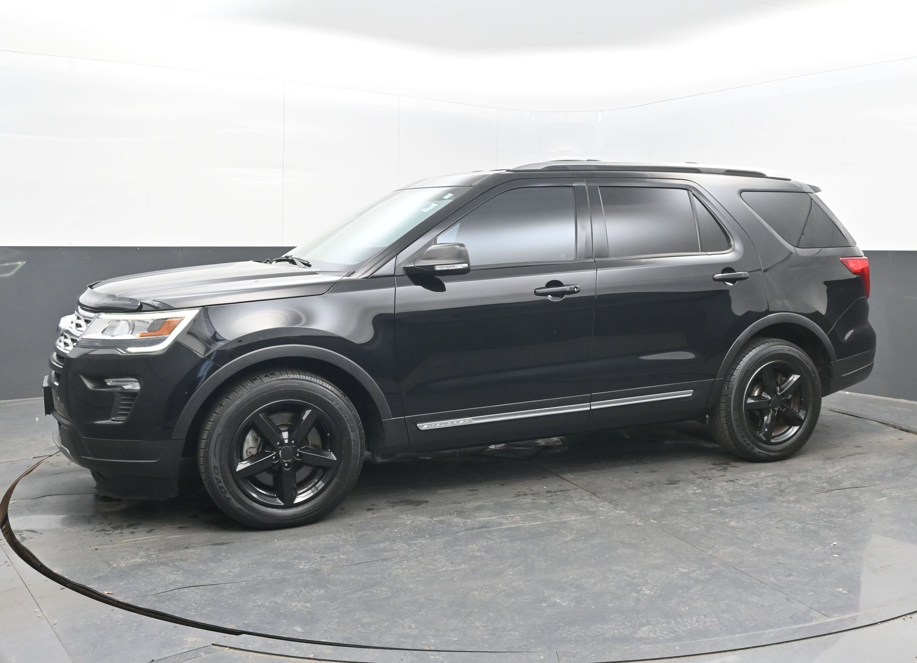 Used 2018 Ford Explorer XLT w/ Equipment Group 201A image 4