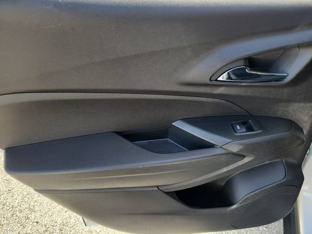 Used 2025 Chevrolet Trax LT FWD image 14