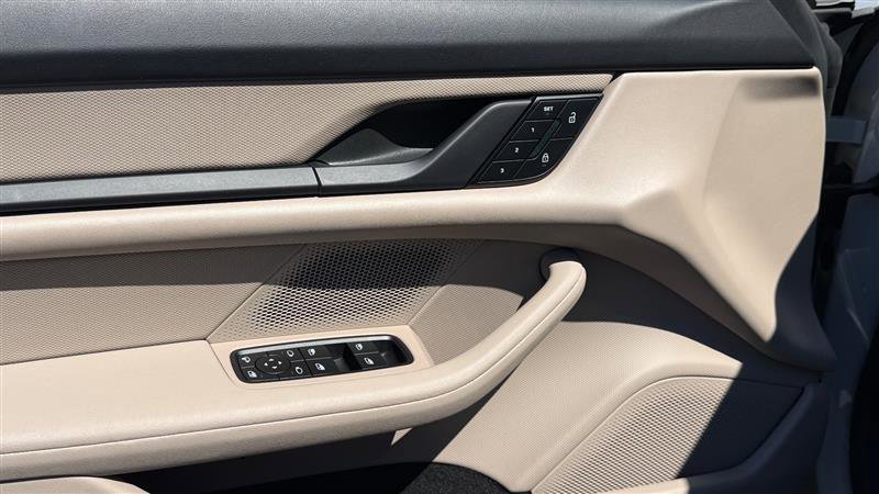 Used 2023 Porsche Taycan image 10