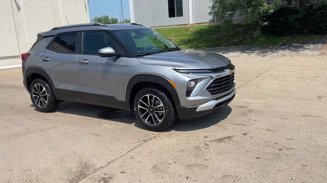 Used 2026 Chevrolet TrailBlazer LT FWD image 2