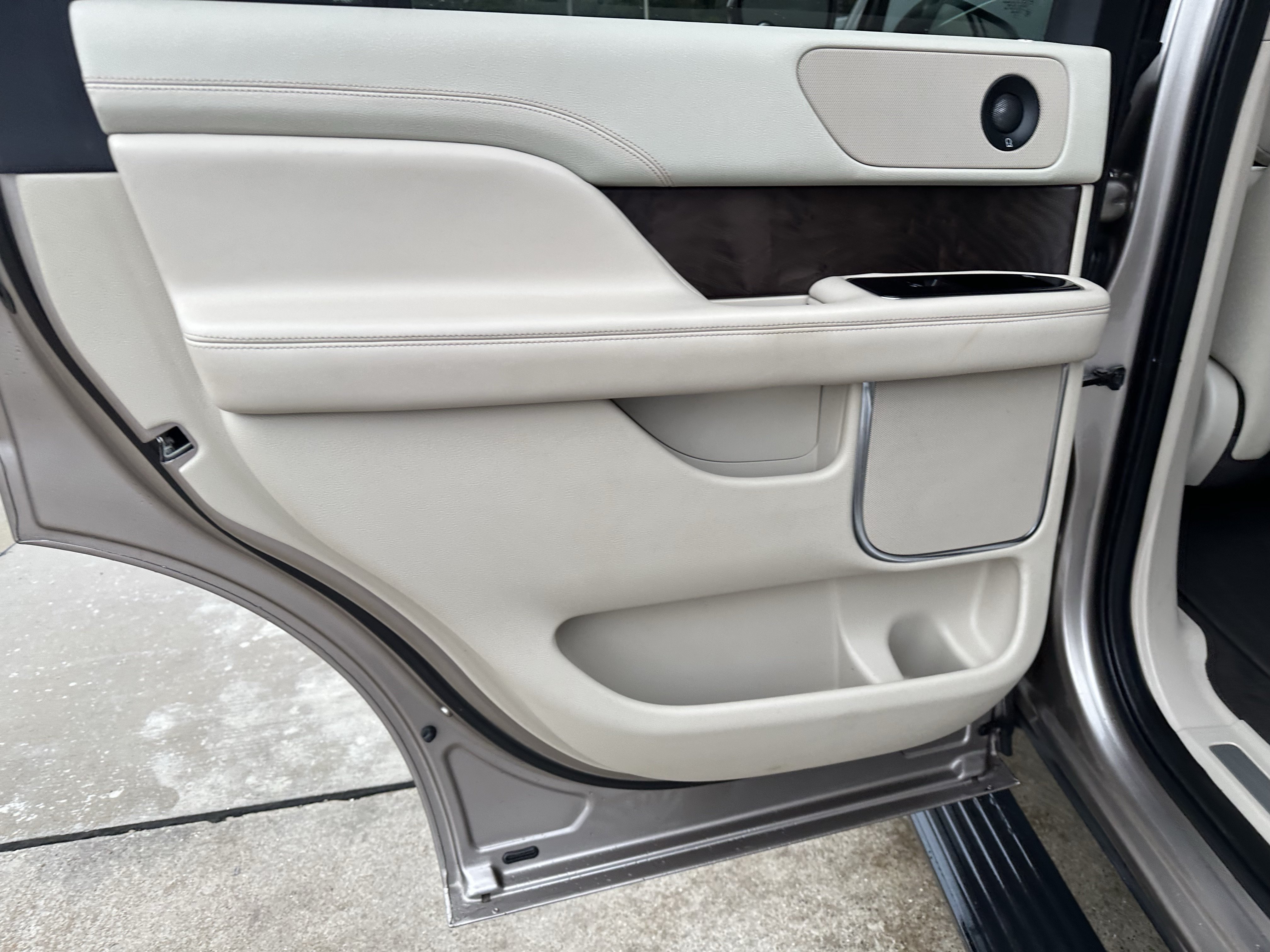 Used 2019 Lincoln Navigator Reserve AWD/4WD image 11
