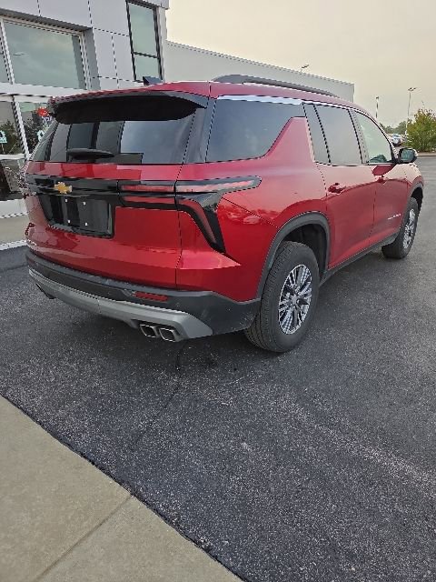 Used 2025 Chevrolet Traverse LT FWD image 3