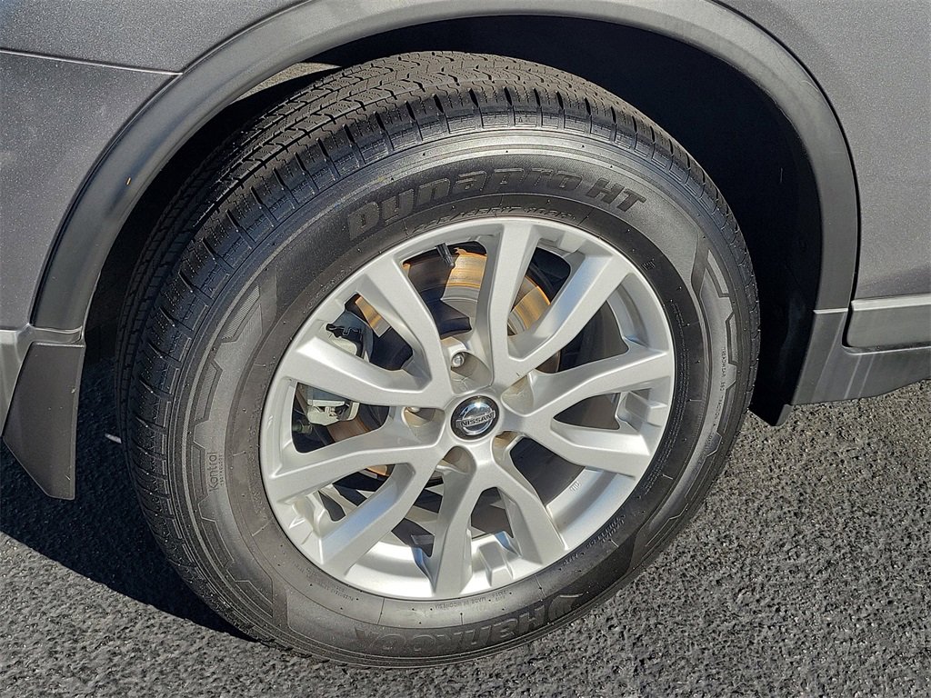 Used 2018 Nissan Rogue SV w/ Premium Package image 25