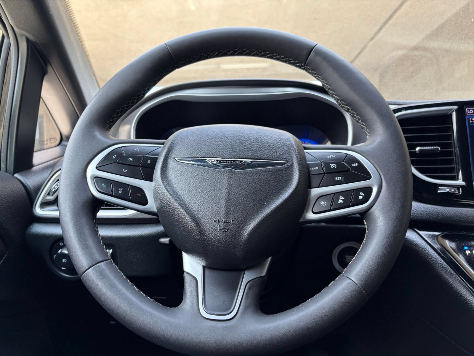 Used 2025 Chrysler Pacifica Select FWD image 25