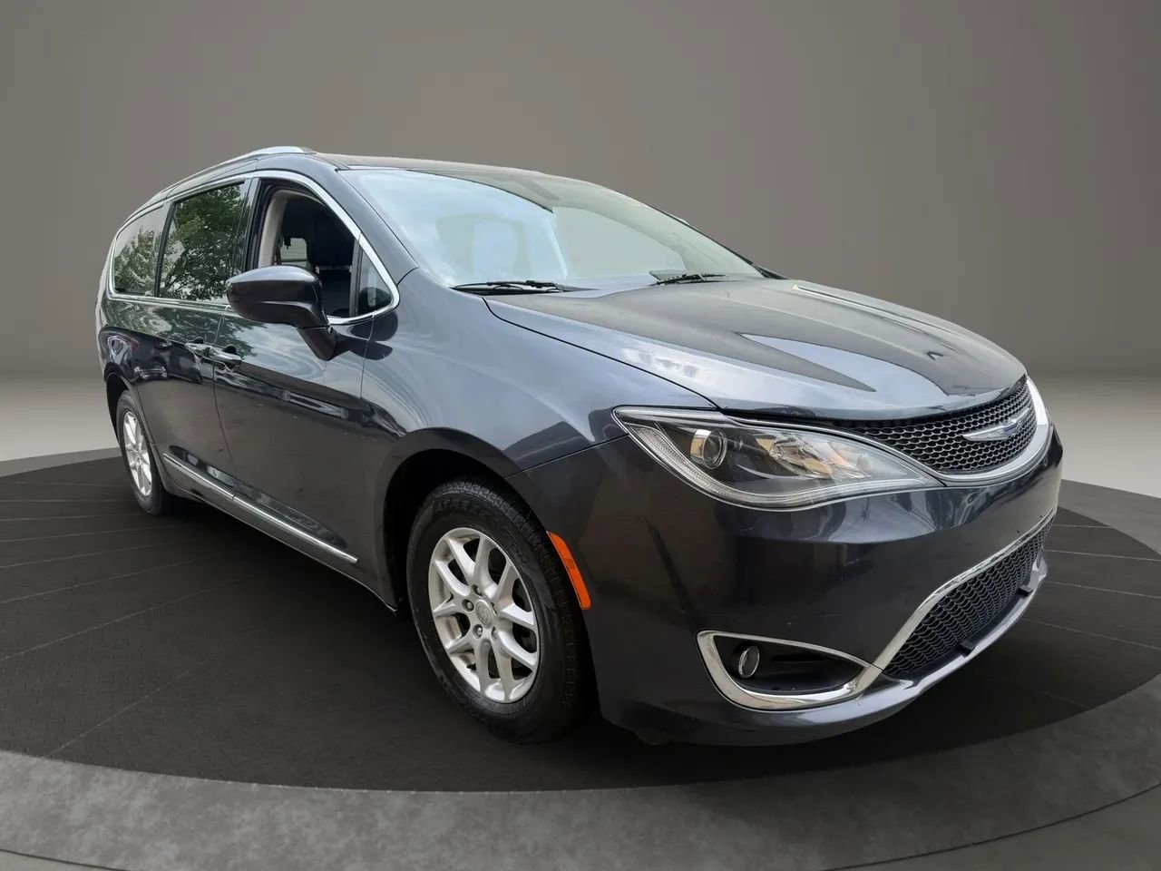 Used 2020 Chrysler Pacifica Touring-L FWD image 3